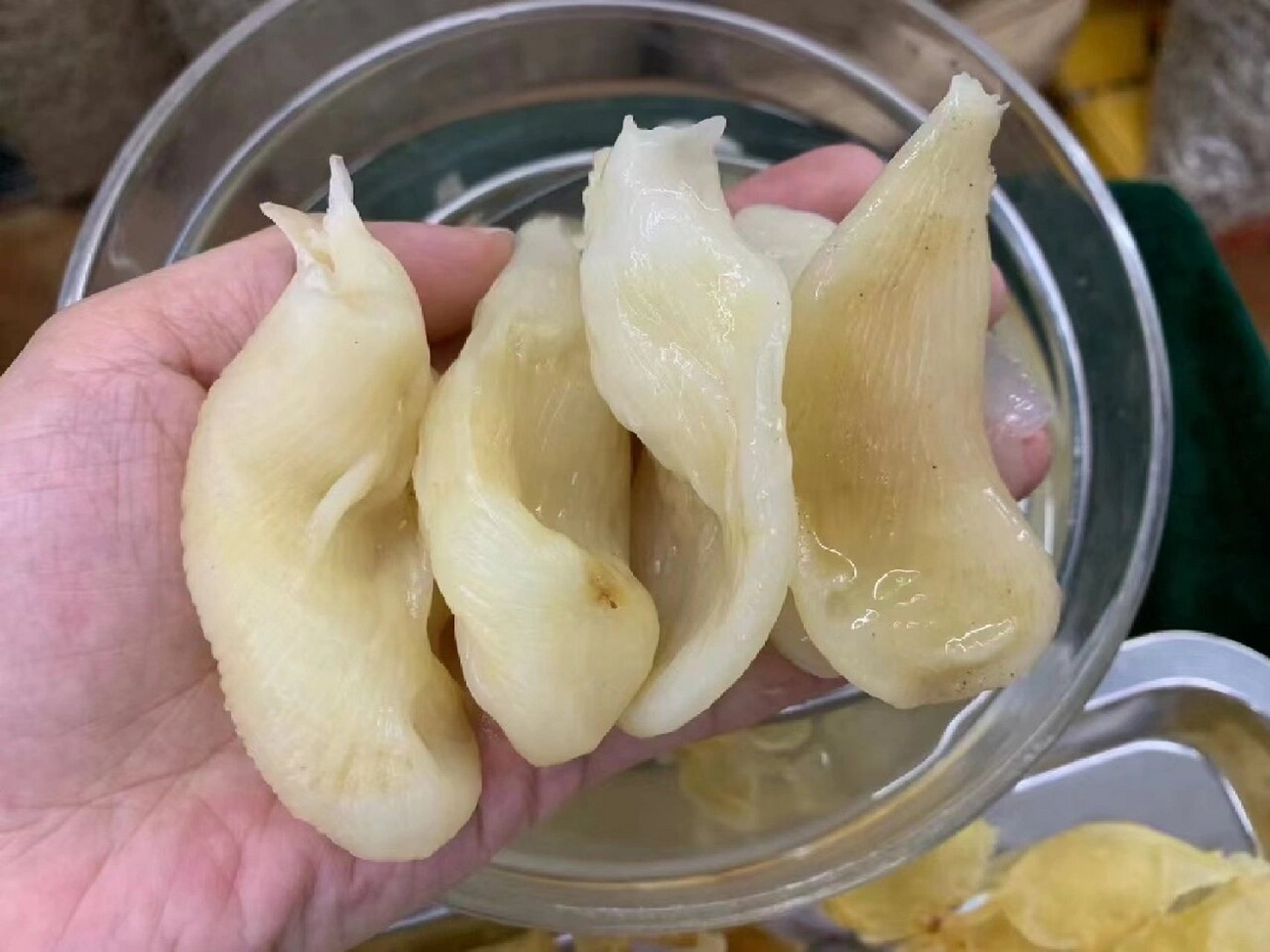 花胶是好东西,可以修复子宫,滋阴养颜,补血气等等.