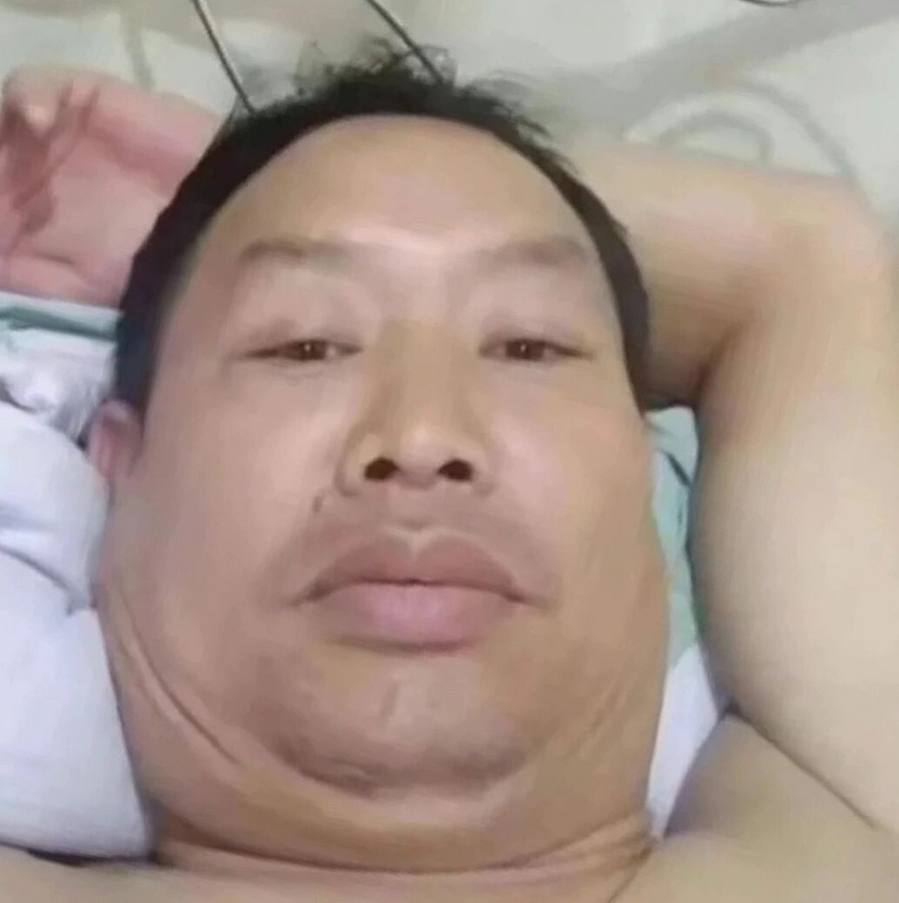 大叔躺床表情包 我家女宝像不像