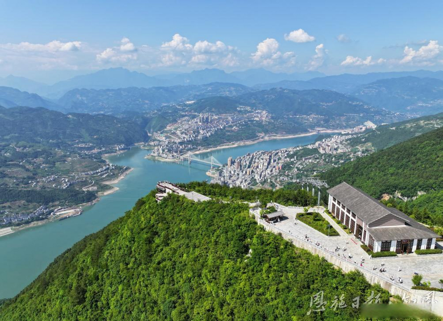 山河 生态画卷】5月23日,游客正在巴东县巫峡口景区欣赏巫峡口美景