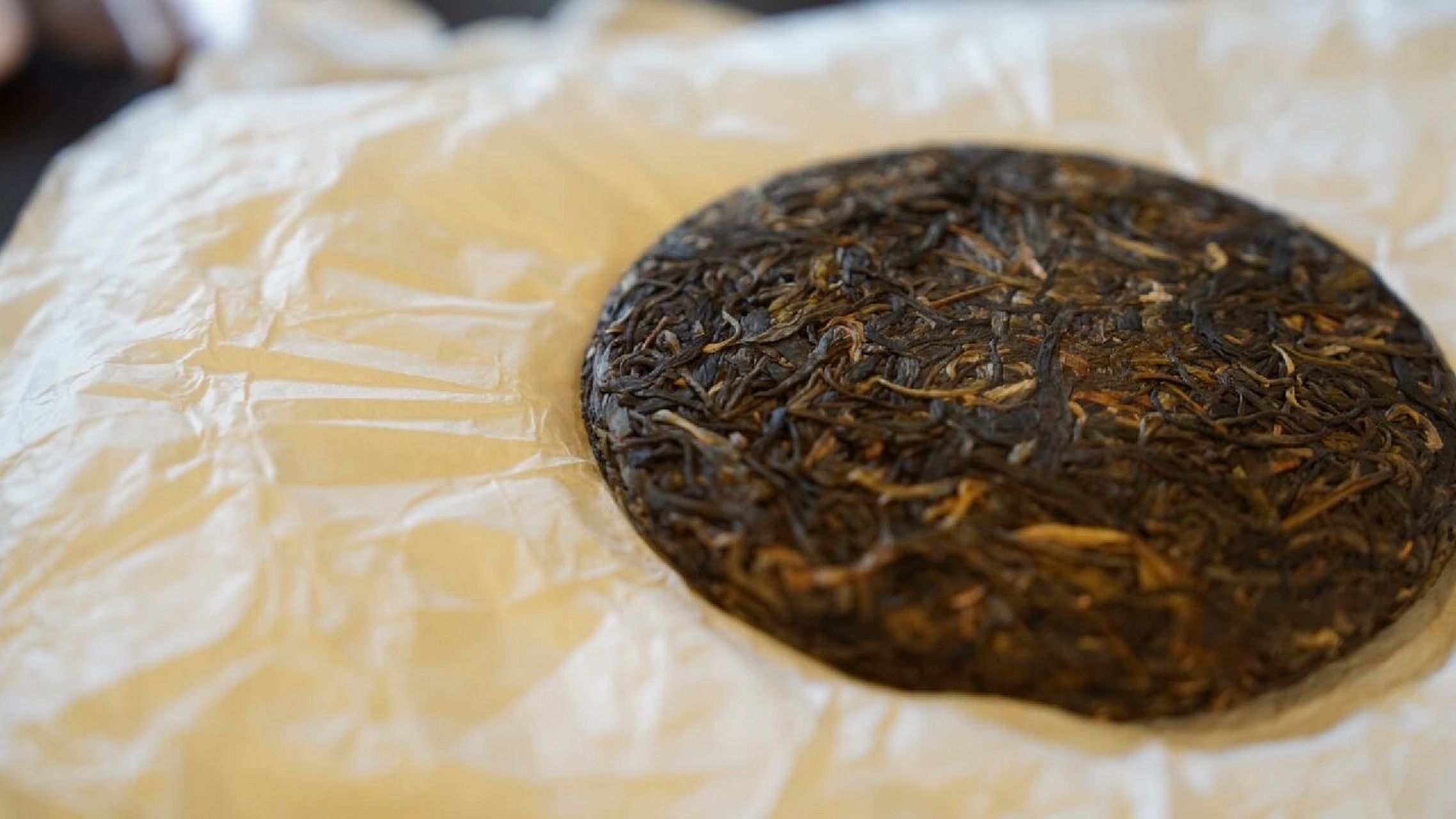 是他|隔着两层棉纸都蜜香四溢的普洱茶 品名|拔玛古树普洱茶 	 年份