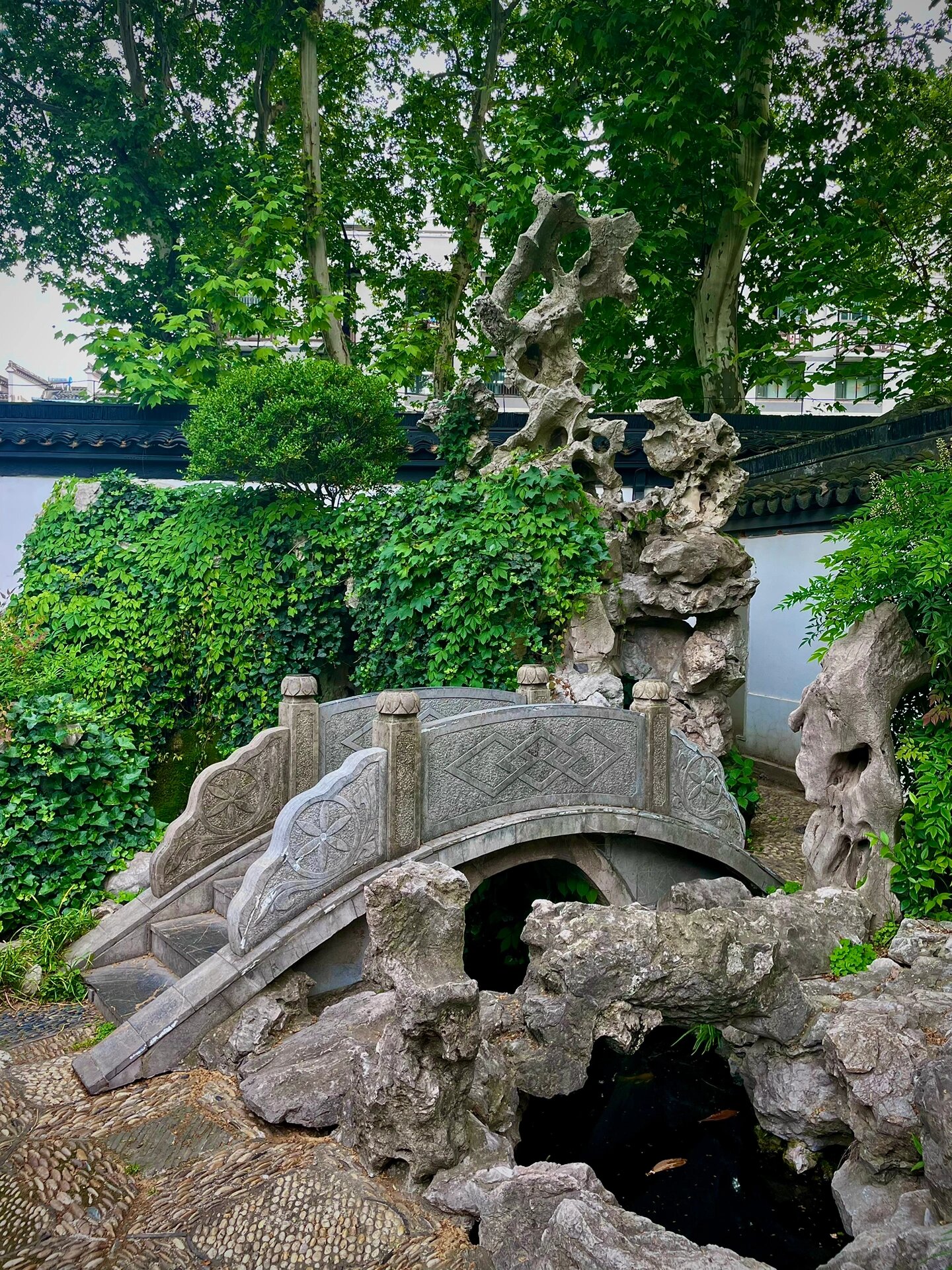 从夫子庙到瞻园步行10分钟,是南京现存历史最久的明代古典园林,"江南