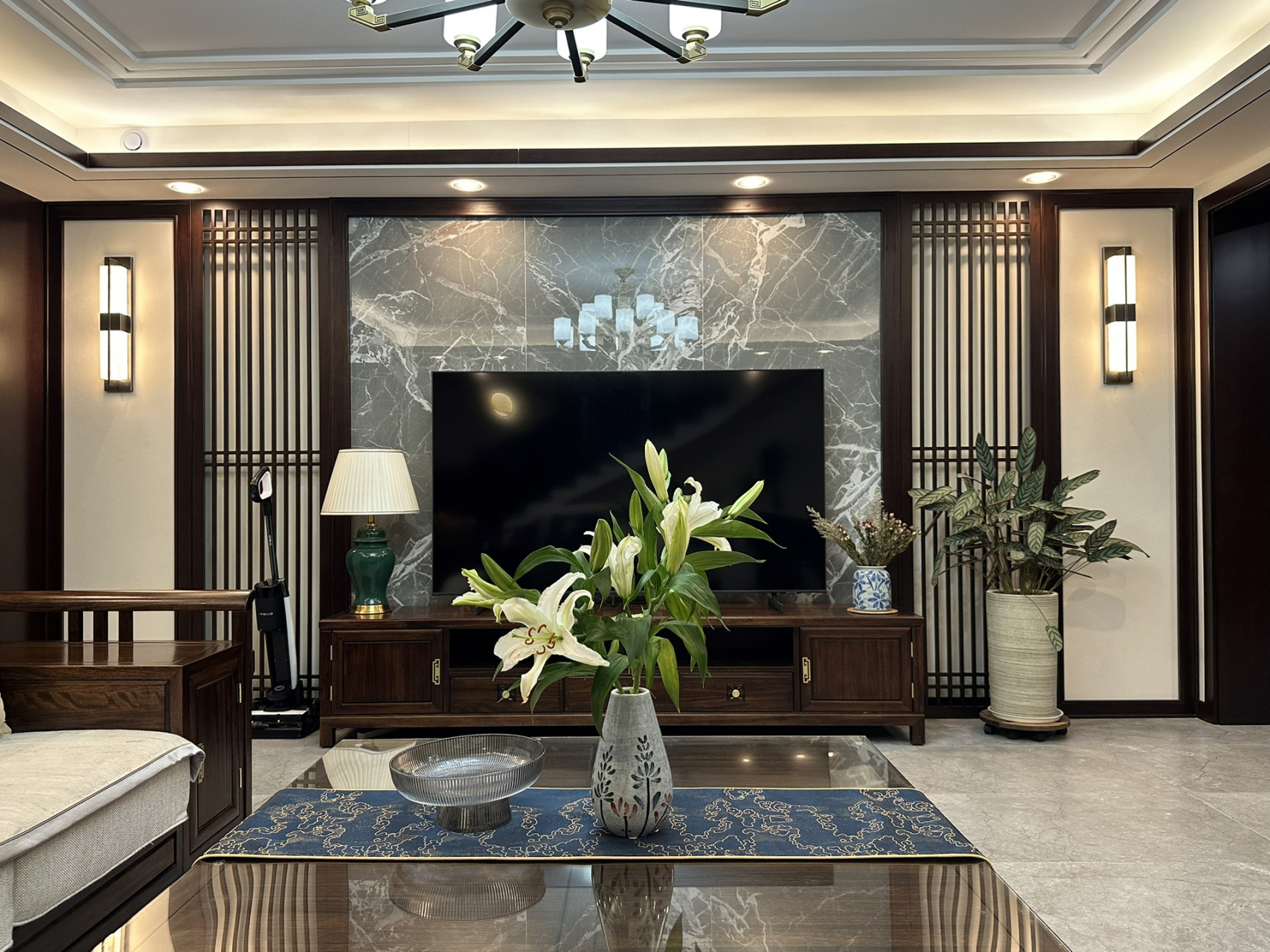 新中式电视背景墙这样装好看吗 新家入住了快两个月了,每晚睡觉前下楼