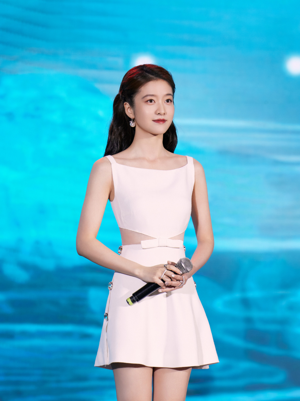 张雪迎鲜花甜美写真图集