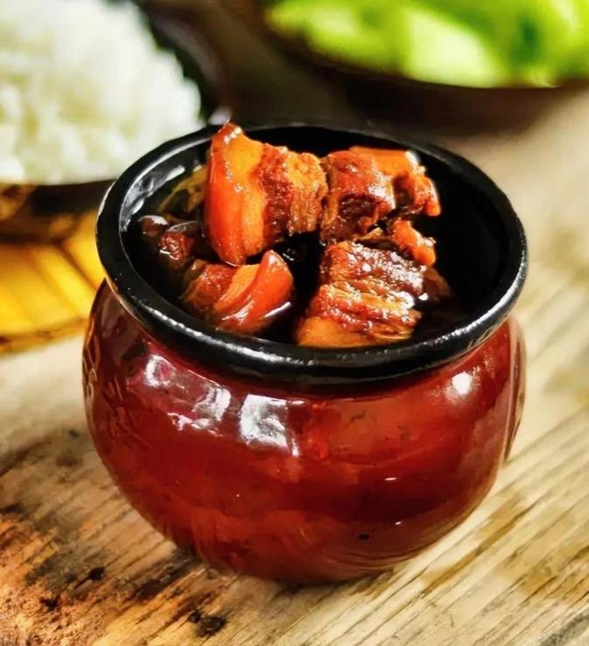 传统老菜: 坛子肉 色泽红润,汤浓肉烂,香而不腻,下饭它最行.