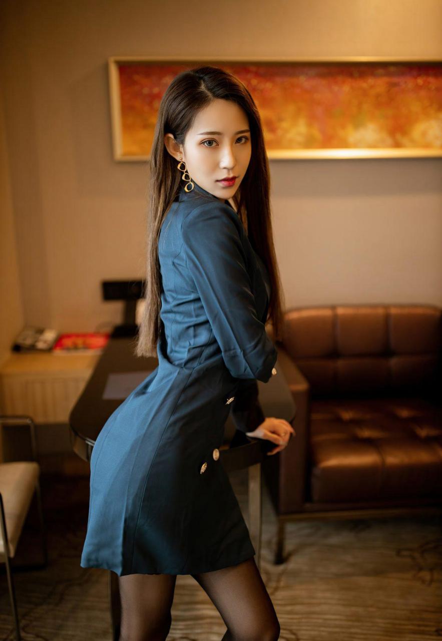 总裁秘书周慕汐2021性感写真,一袭ol制服下黑蕾丝细高跟显的那样多姿