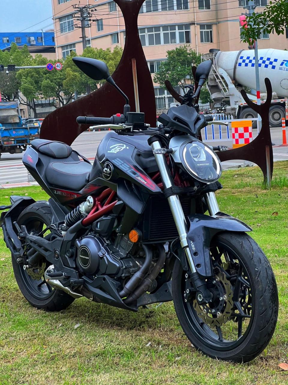 钱江追350摩托车街车 21的车 安全行驶7000公里 嘎嘎新  和新车一样