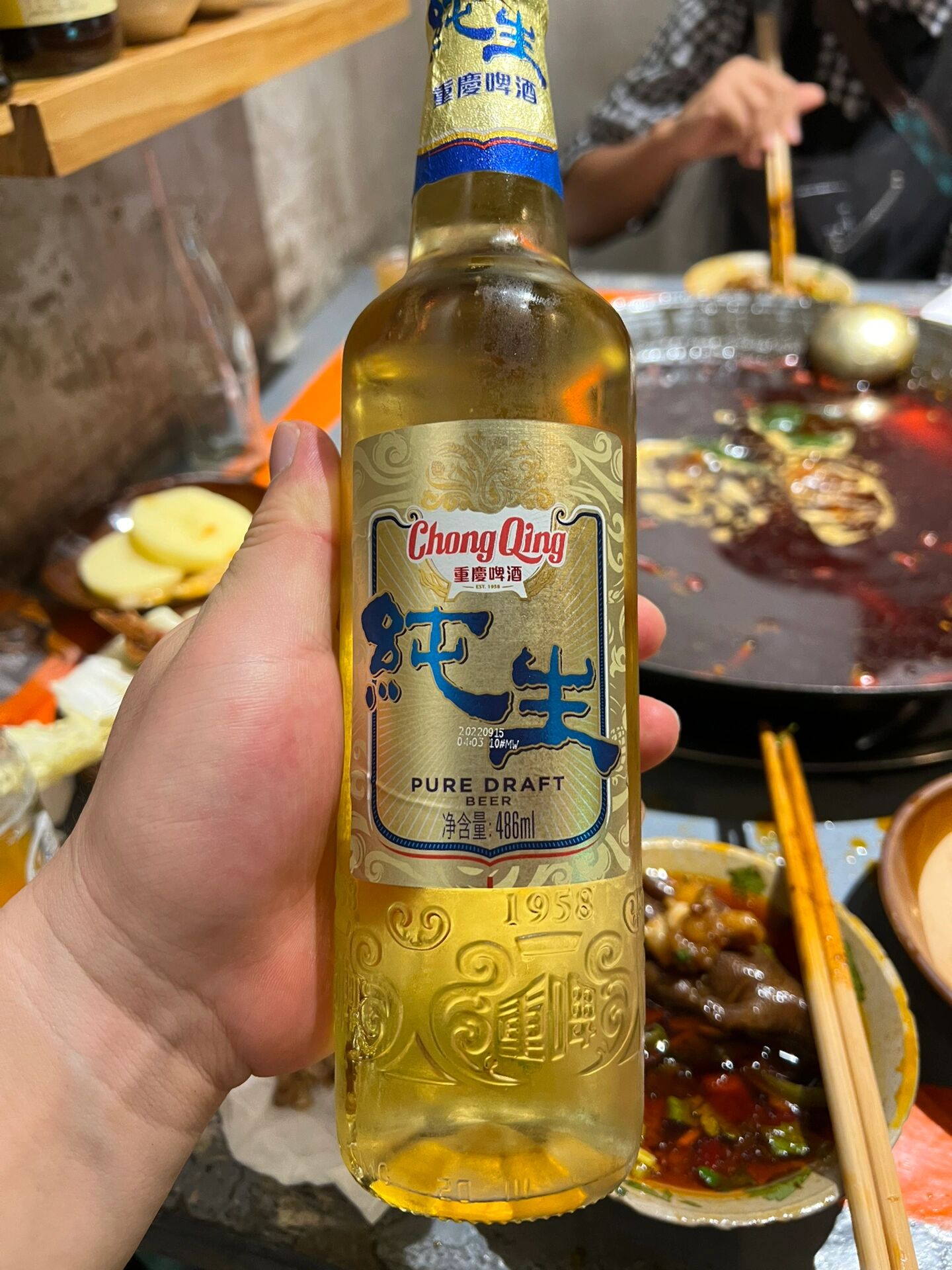 重庆啤酒浅评 小麦白: 单价:10元 口感:偏精酿,不纯,比普通啤酒更醇郁