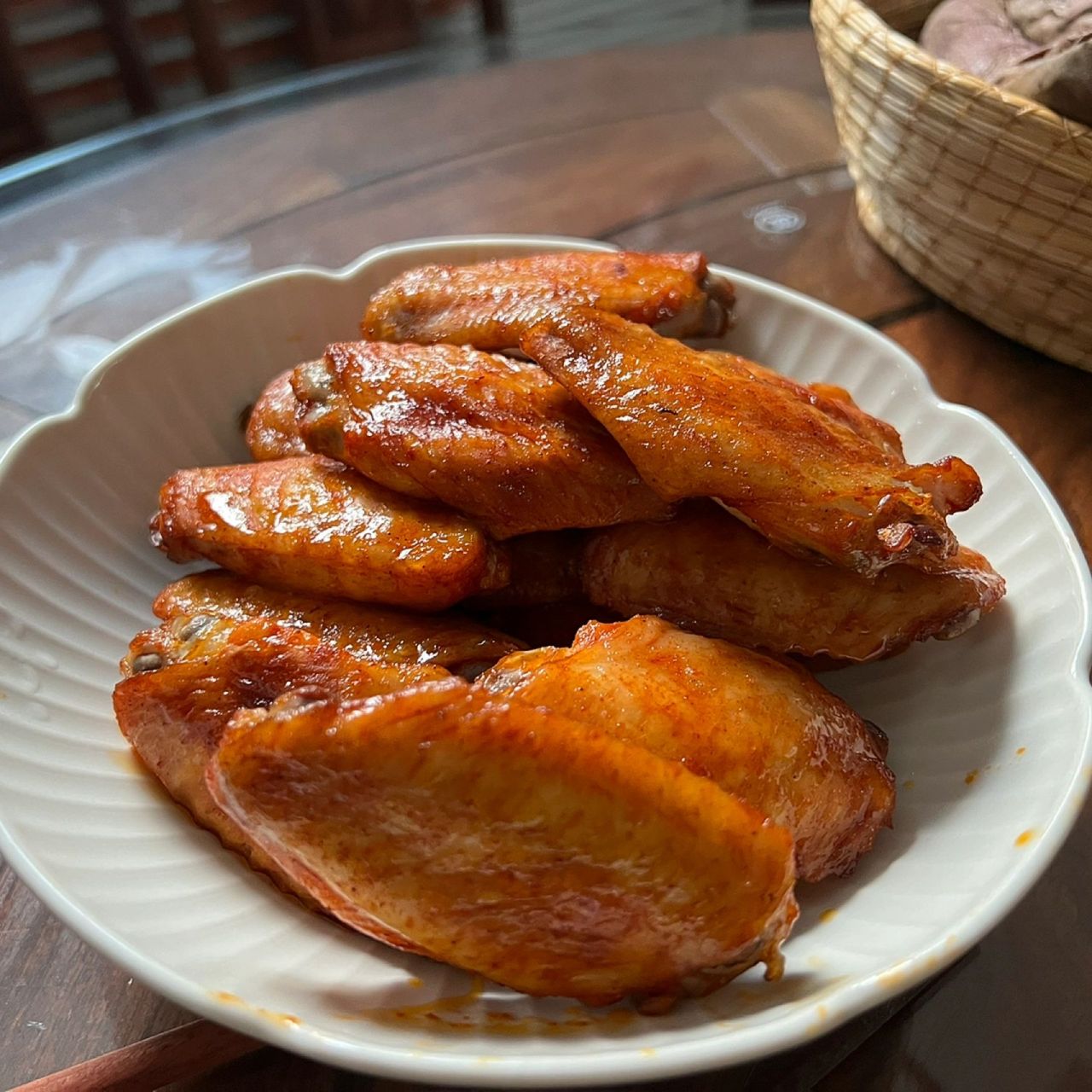 同样的烤翅,空气炸锅和烤箱的区别真的大 图一空气炸锅,图二烤箱,我是