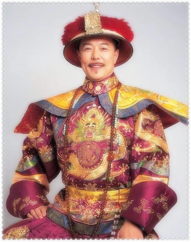 张铁林曾说过,有一次拍戏时,他扮演皇上坐在龙椅上,宫女们毕恭毕敬地