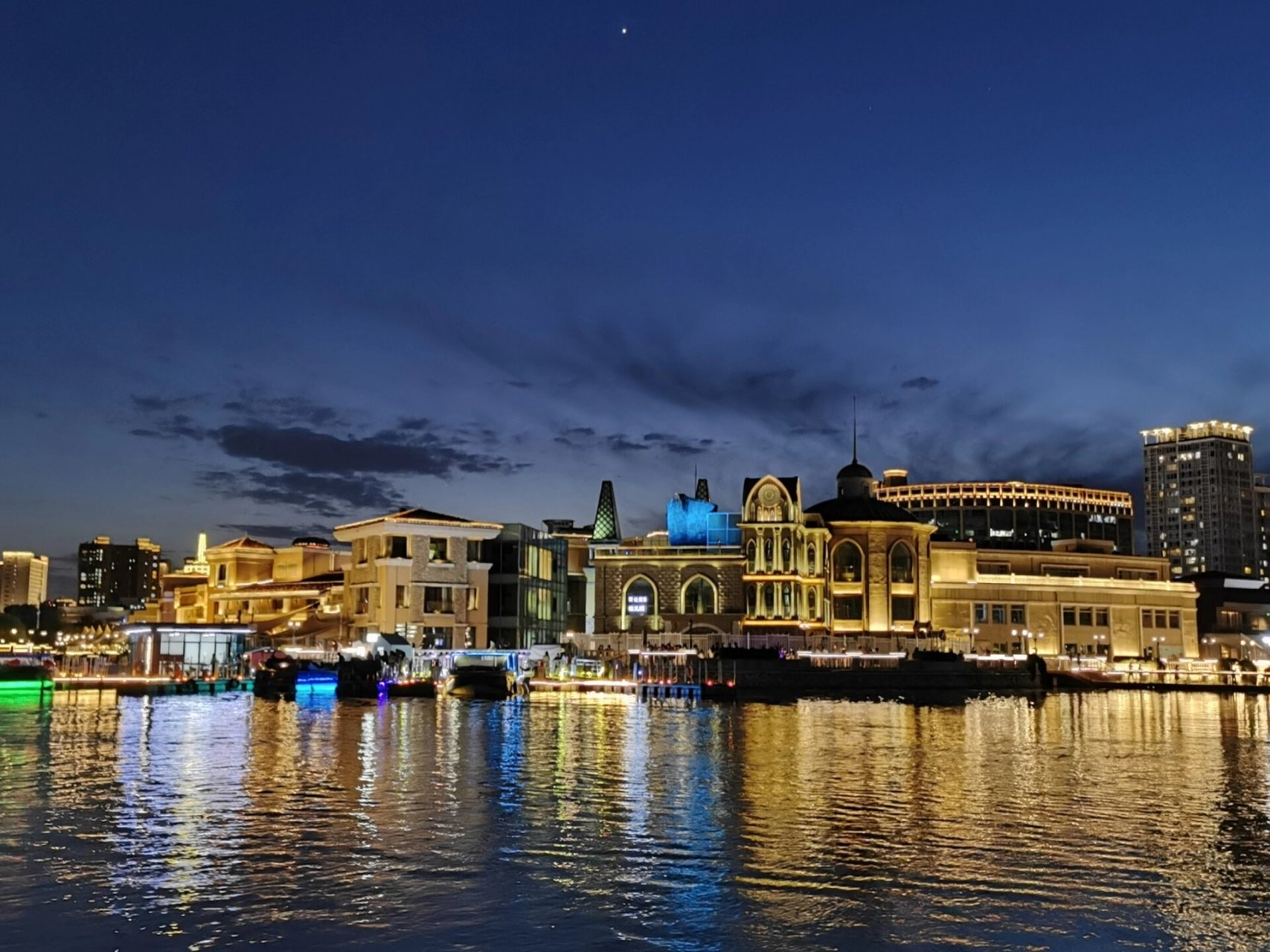 早就听说过亮马河岸的夜景流光溢彩,有京城塞纳河之称