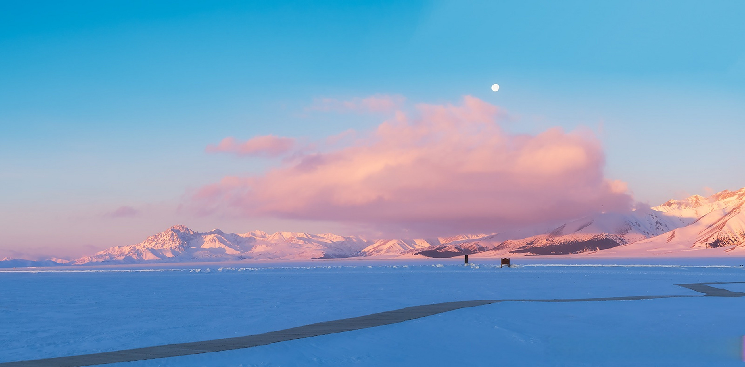 赛里木湖冬天的早晨