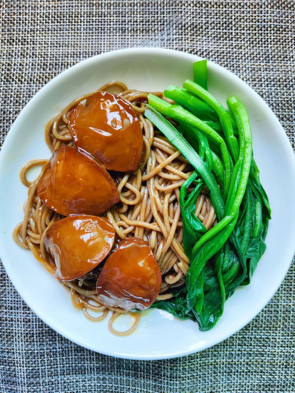 这个鲍汁鲍鱼拌面绝绝子啊6015做法超级简单 准备适量荞麦面,一罐