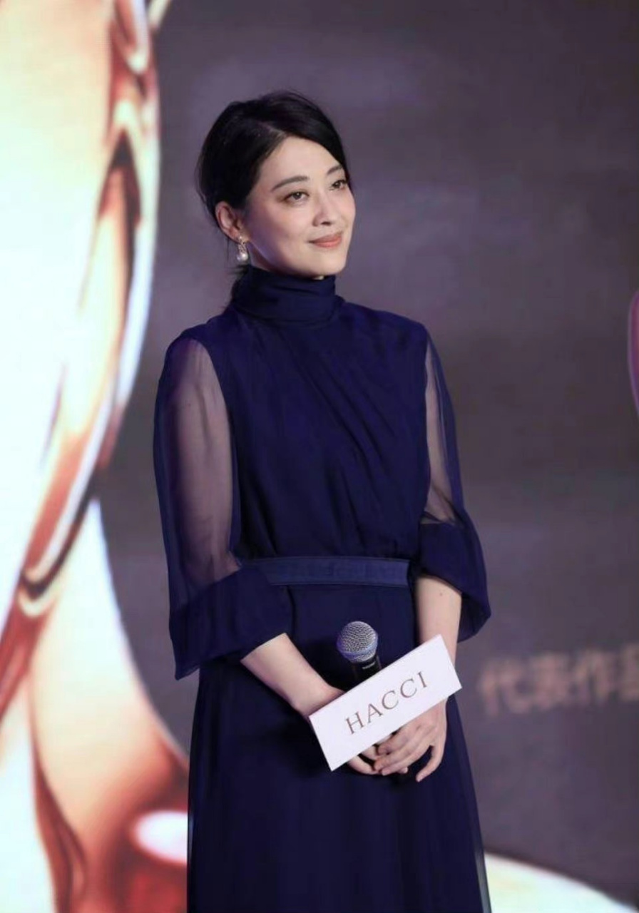 董卿与梅婷同穿蓝色长裙,颜值不相上下,董卿的气质更显高贵