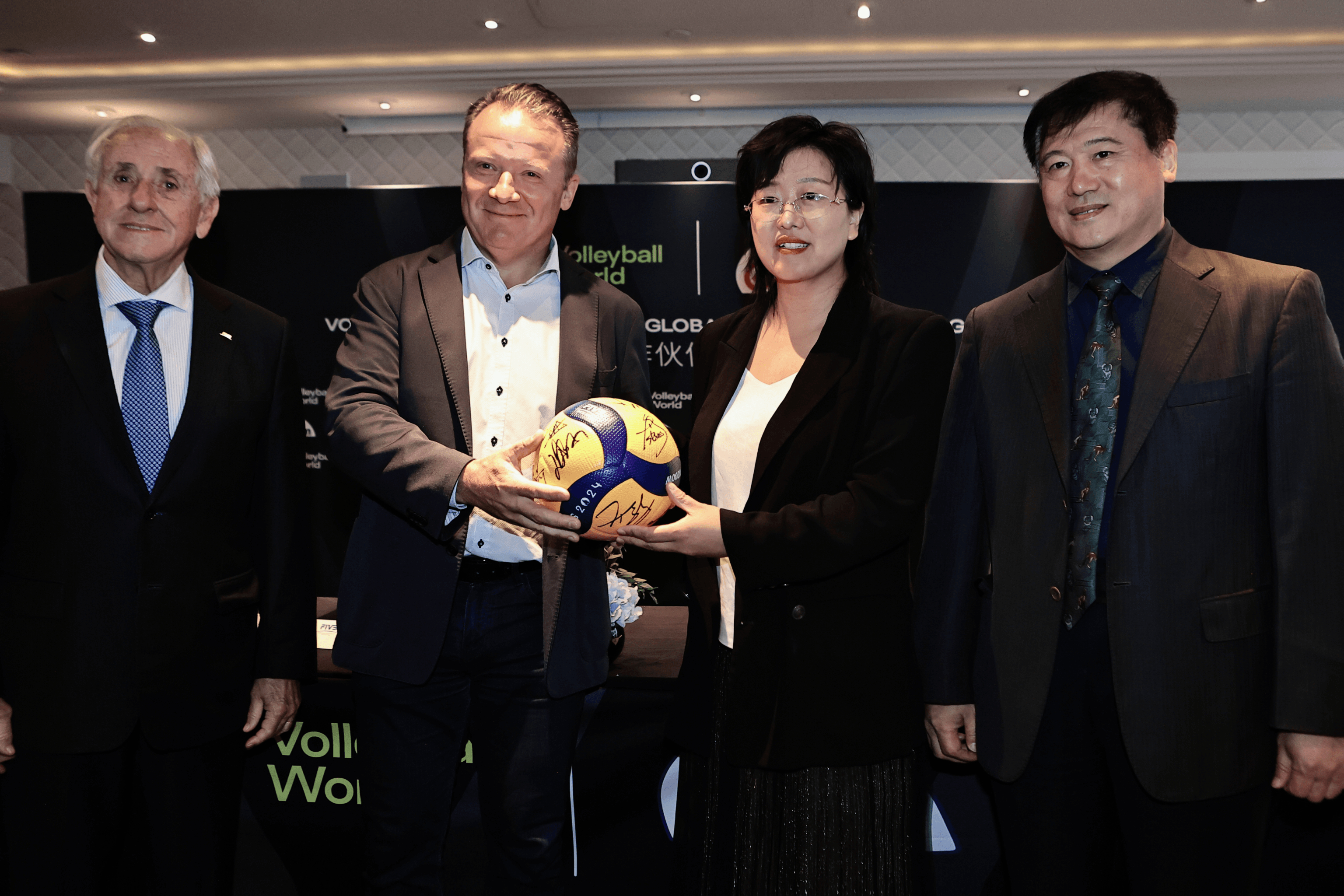 百岁竞燃巴黎扬帆# 水中贵族百岁山陪伴国际排联已