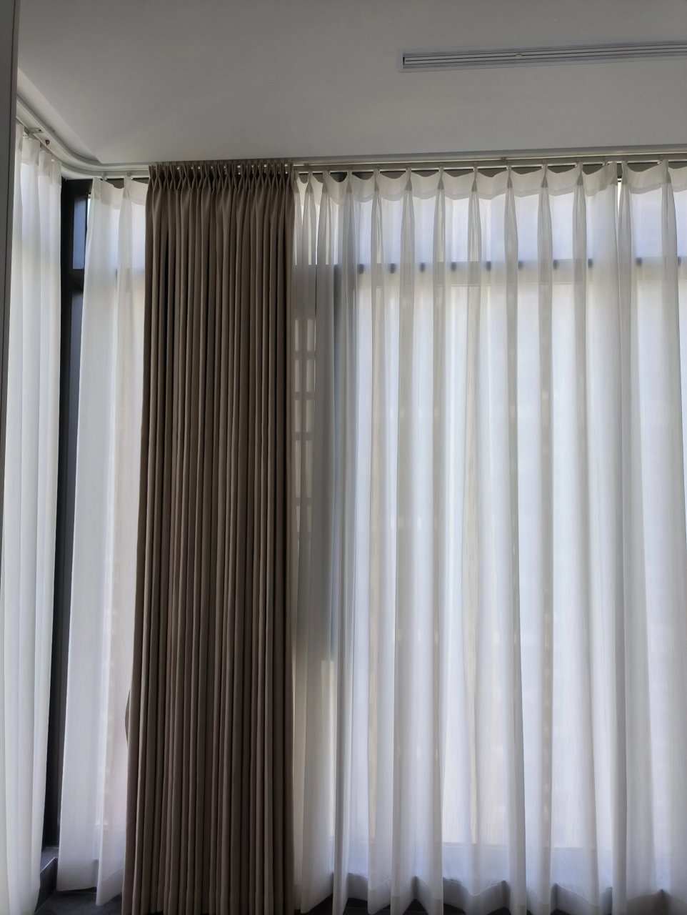 u型封窗阳台窗帘安装方法分享 u型封窗阳台建议使用弯轨安装 简约美观