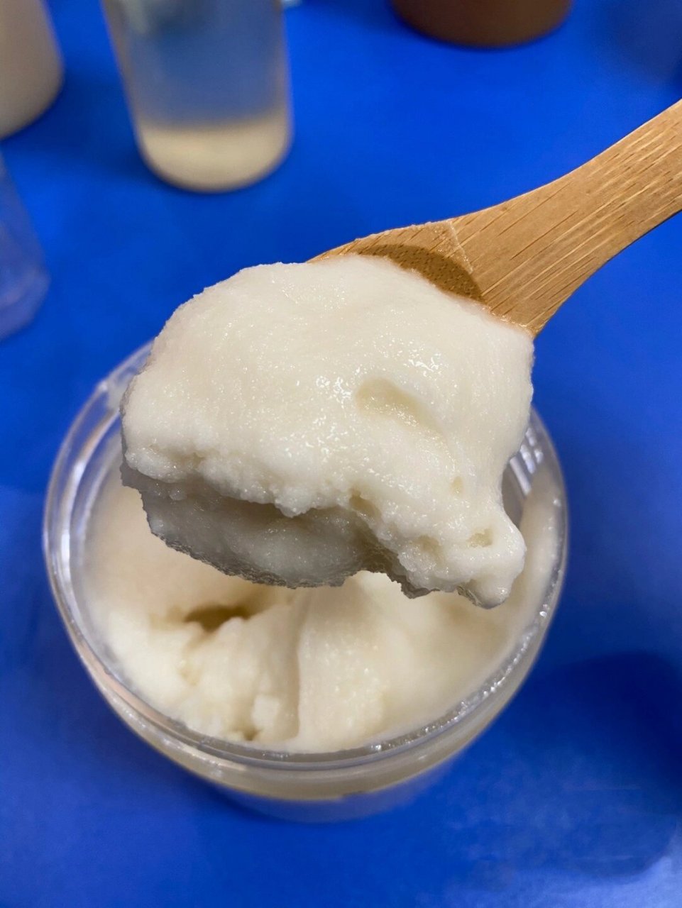 蜂蜜结晶成块是真的吗(蜂蜜结晶是咋回事?)