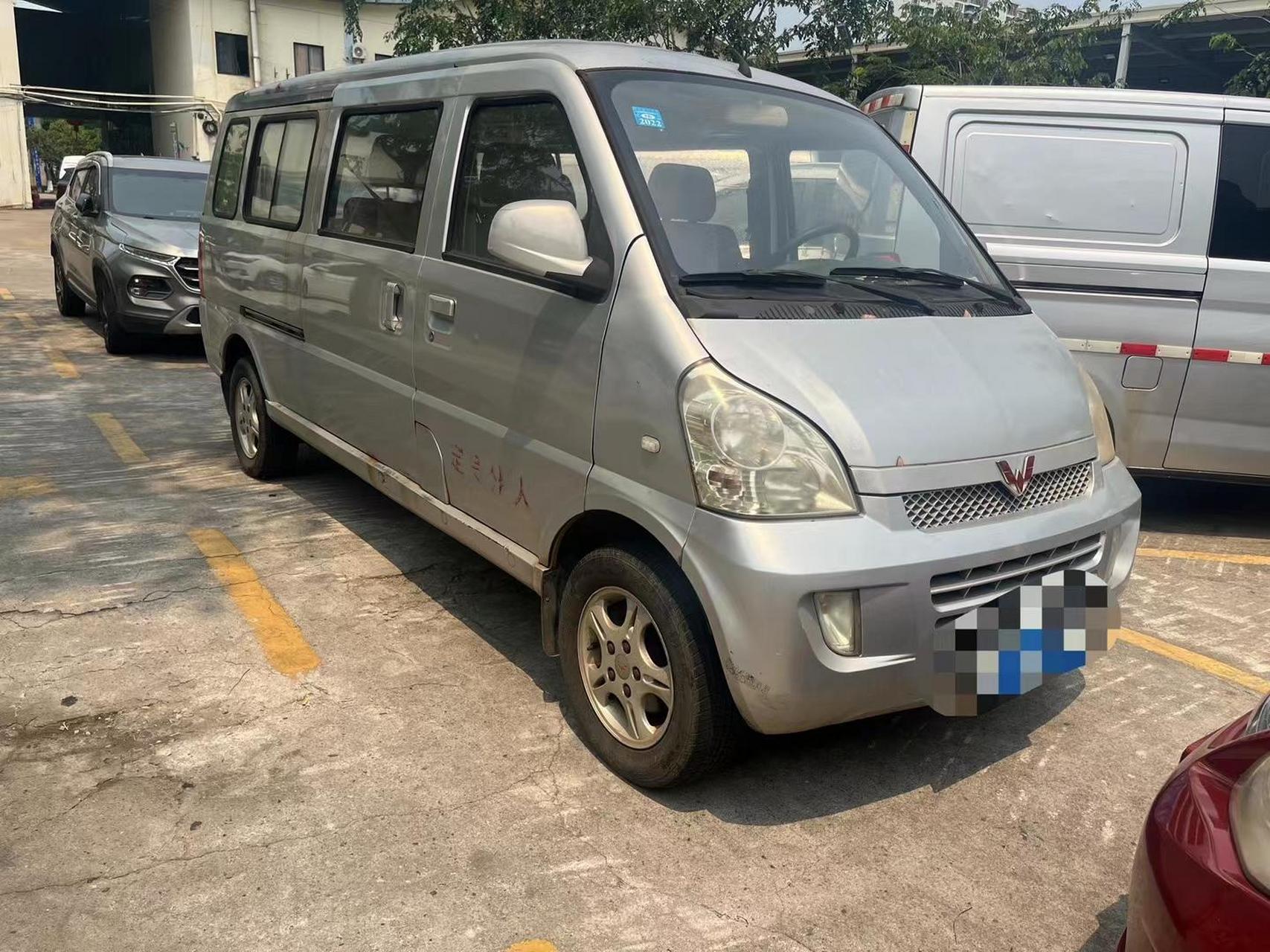 9座加长版五菱荣光面包车,2015年上牌,1.2排量有空调