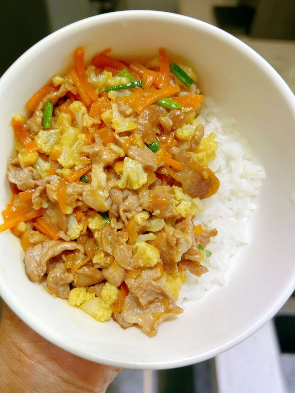 今天的分享一道花菜胡萝卜炒肉,脆口的花菜宝宝很容易接受,加上胡萝卜