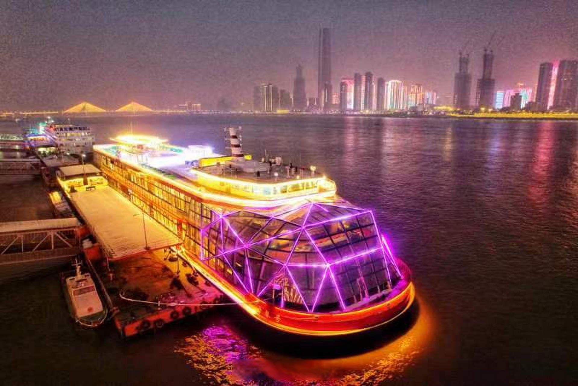 武汉文旅资讯# 【"古琴号"首次亮灯,"长江之钻"更璀璨】2月8日晚