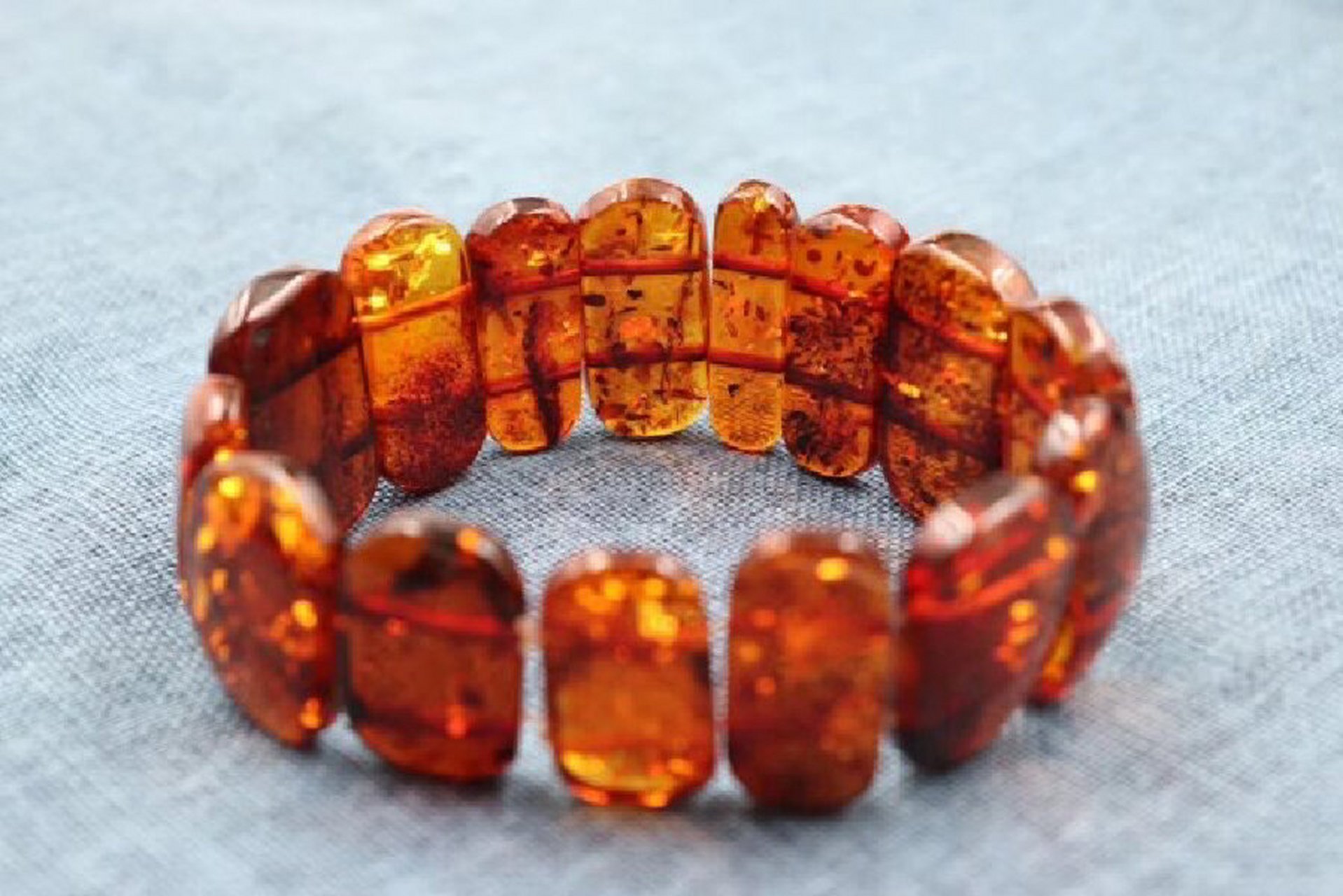 琥珀——定格时间的珠宝 琥珀是一种变成化石的松脂,这些松脂是从数