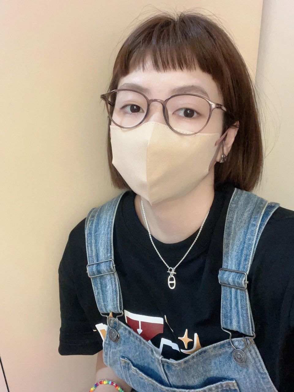 眉上刘海短发女生 分享我的素颜神器眼镜啦 好久没有分享啦 染了一个