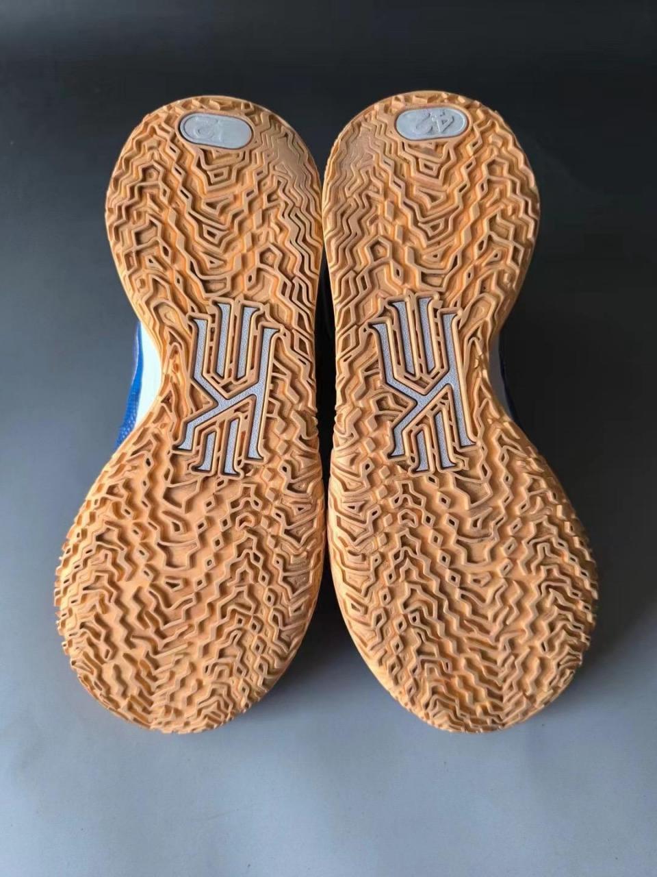 95新 42码欧文7 嘎嘎新 鞋面干净 鞋底后脚有点小磨损 不影响整体鞋子