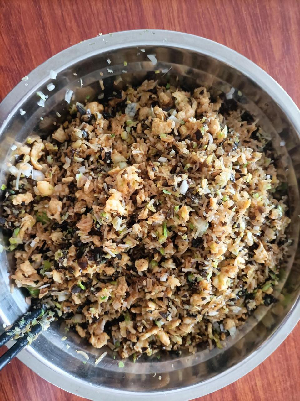 今天吃饺子喽白菜木耳鸡蛋粉丝馅的素馅饺子.