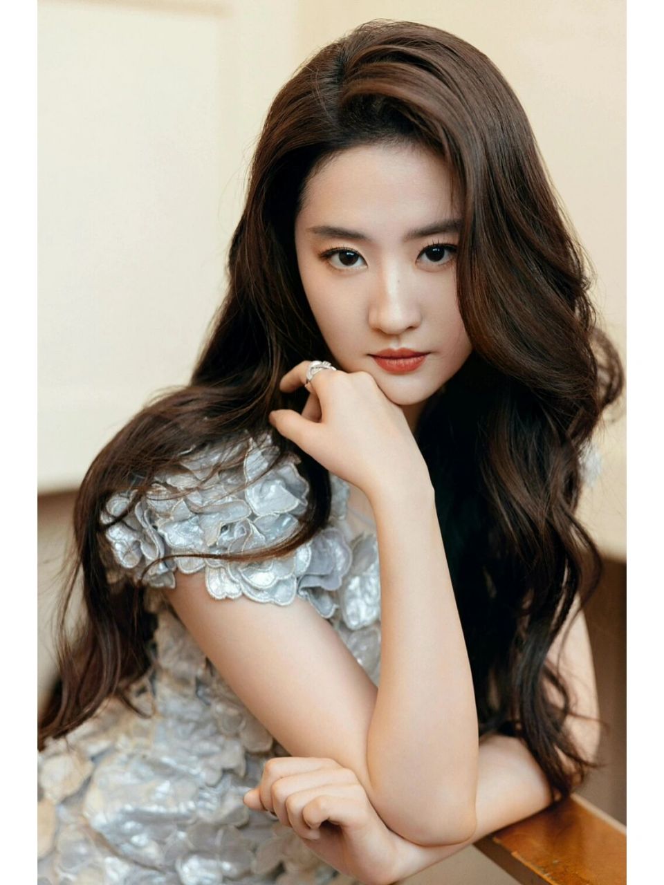 刘亦菲今日营业美照,一袭银色花瓣礼服搭配波浪长卷发造型,优雅高贵中