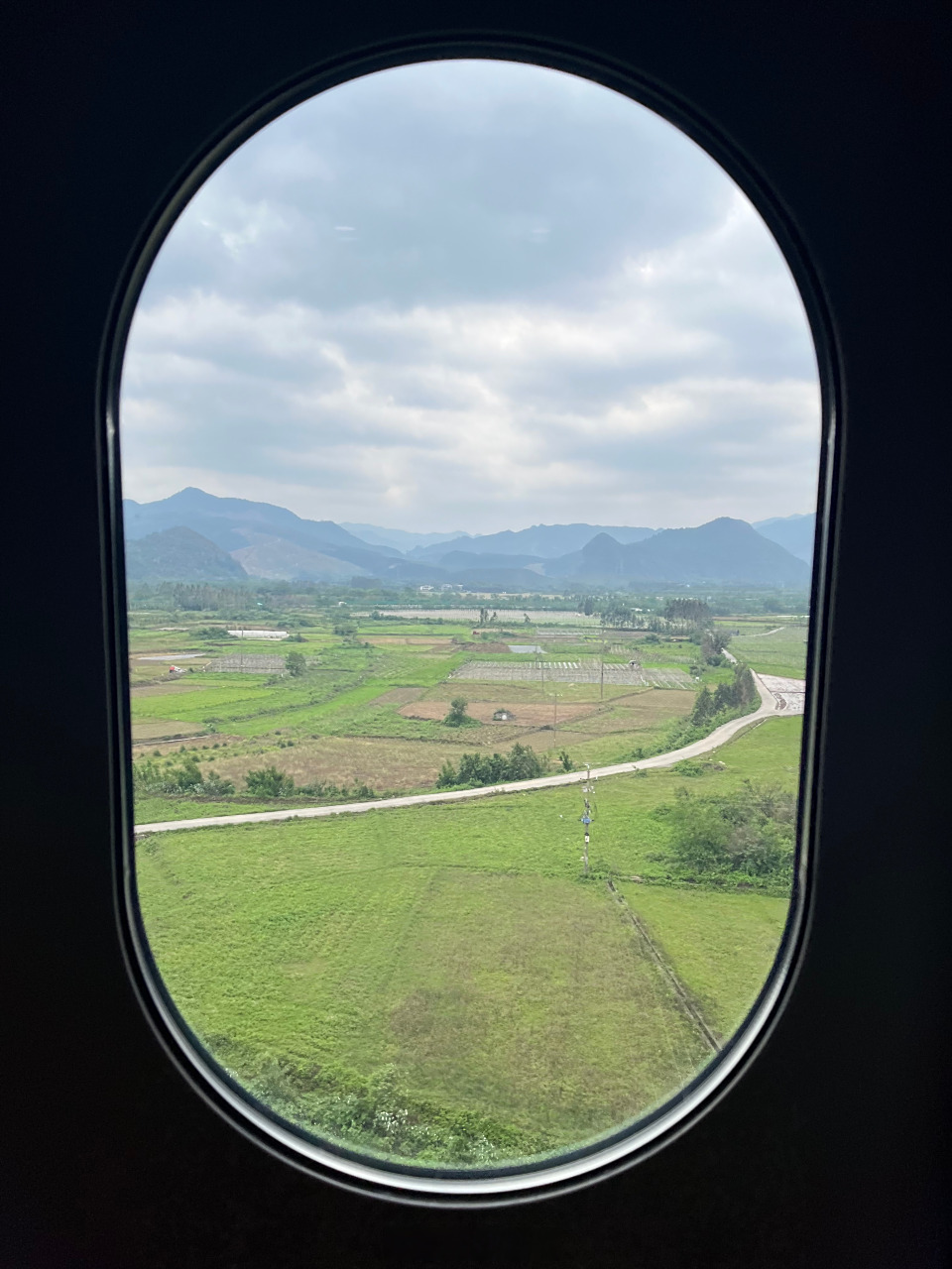 【#高铁车窗外的风景有多美# 】乘着复兴号抬头望向窗外,仿佛打开了一