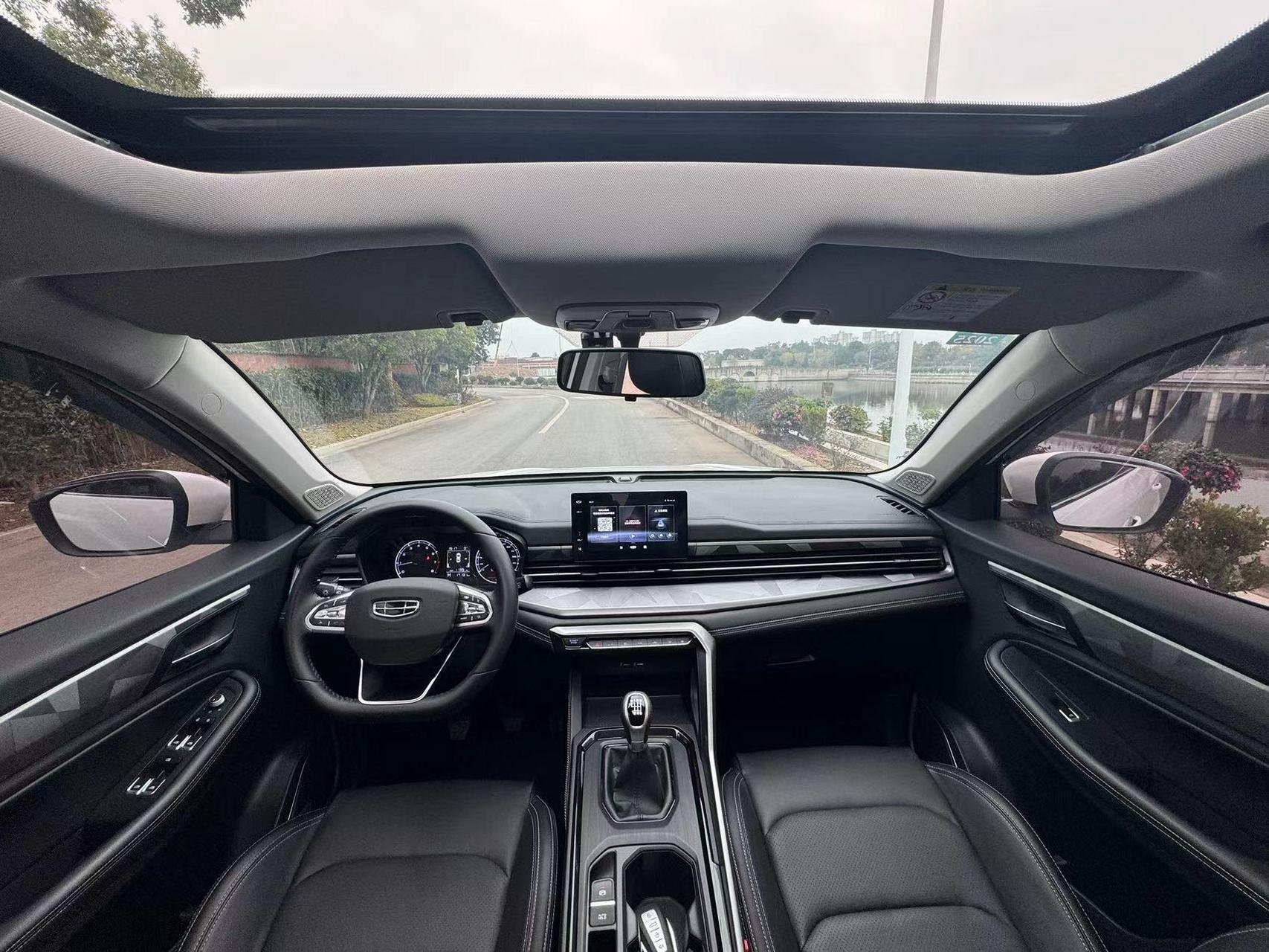 吉利远景x6 pro 1.4t手动挡 天窗一键启动 真皮座椅