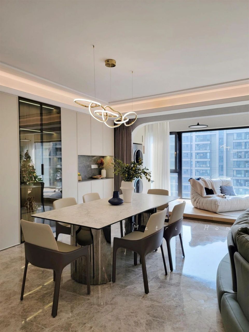 大横厅真的是理想的户型了,客餐厅一体加上超大落地窗,真的美滋滋