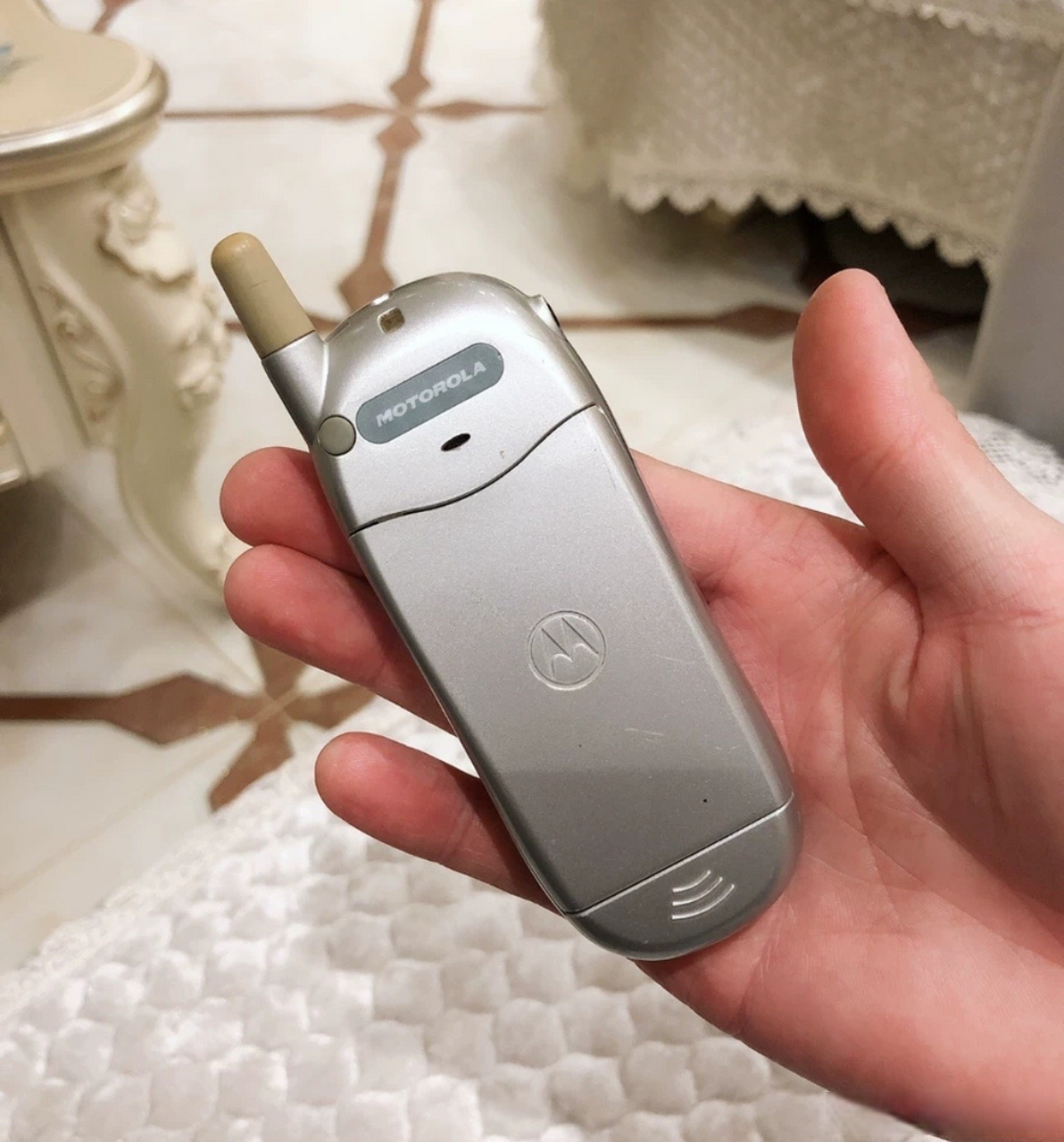 我的第一款手机是摩托罗拉t191,那时候还就行卡在手机天线的来电闪