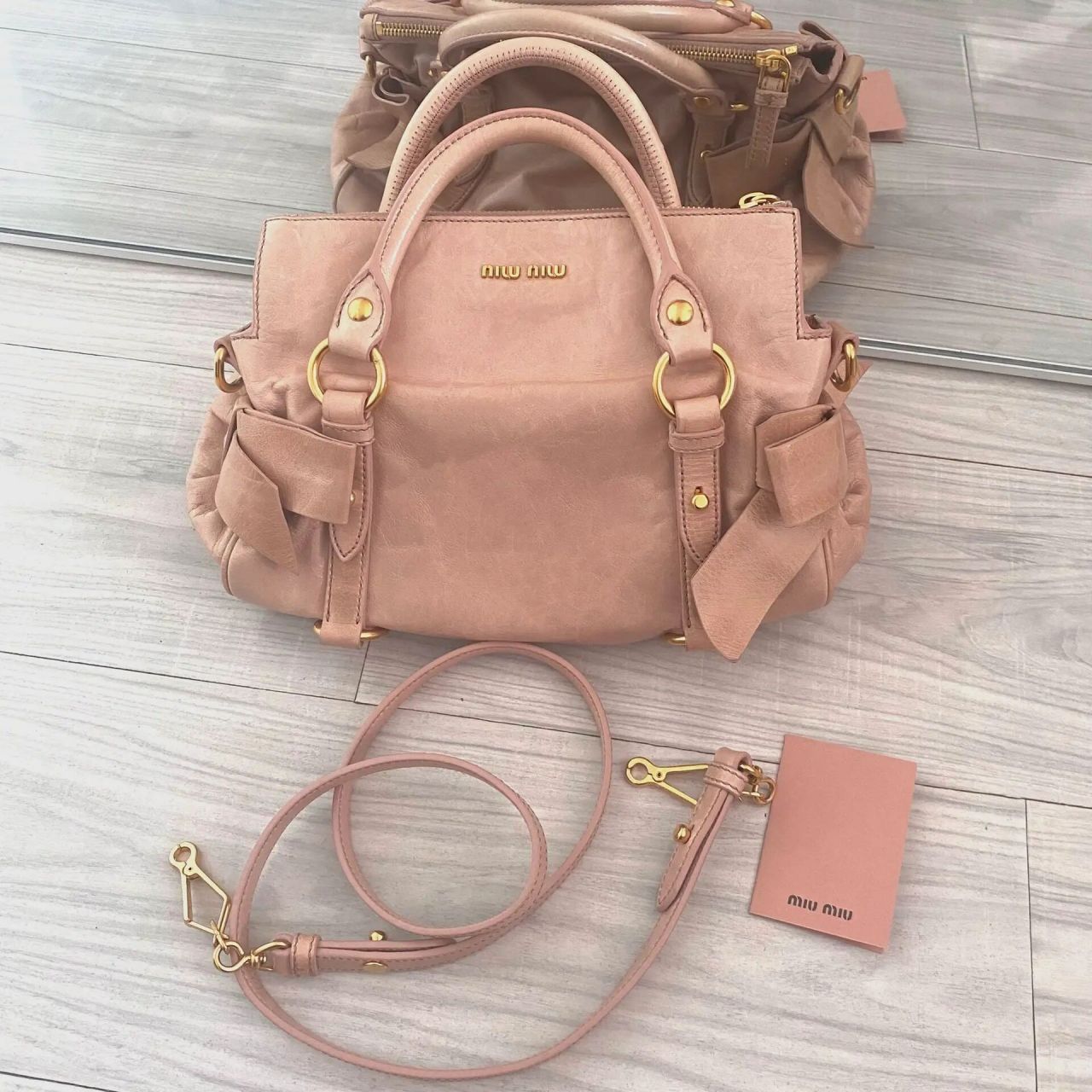 百元捡漏miumiu油蜡皮2way蝴蝶结手提斜挎包 带走喔 挂95啦