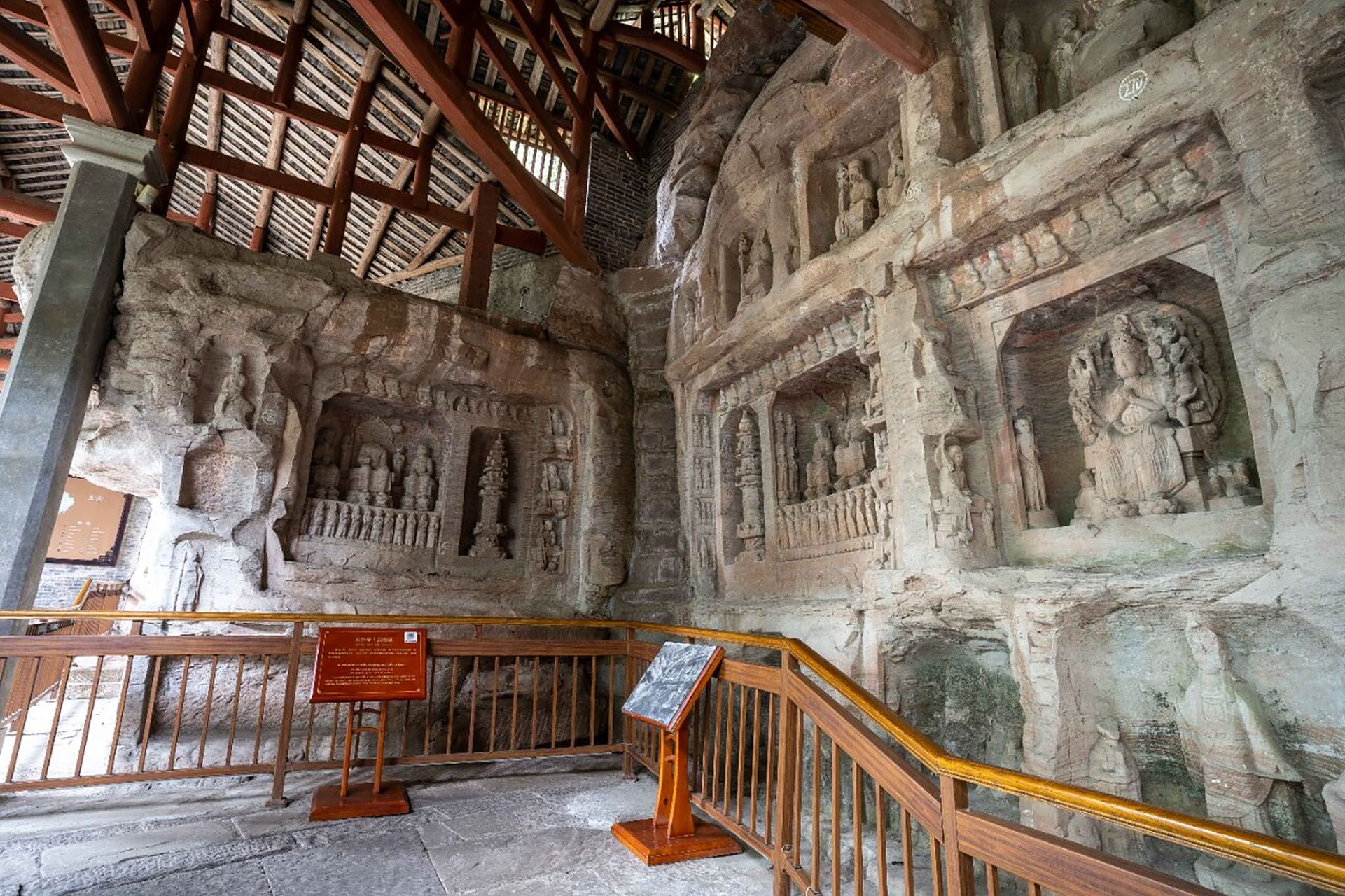 磅礴热闹,这里显得安静,清秀,一个个石窟像美术馆的画一样呈现给观众