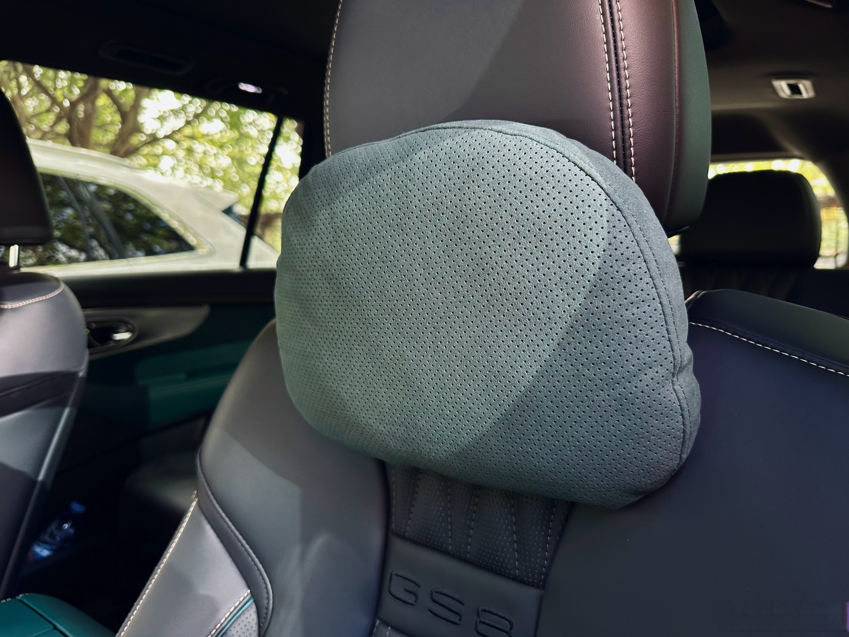 换了一套 alcantara 头枕,也是深绿色的[三哈]