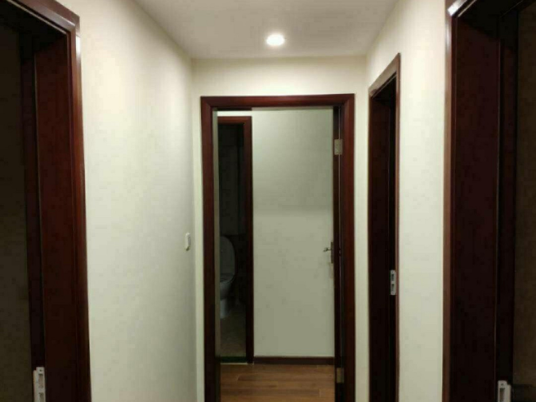 开平骏景湾墙面乳胶漆翻新 清扫了墙面之后可以给墙面上底漆了,用滚筒