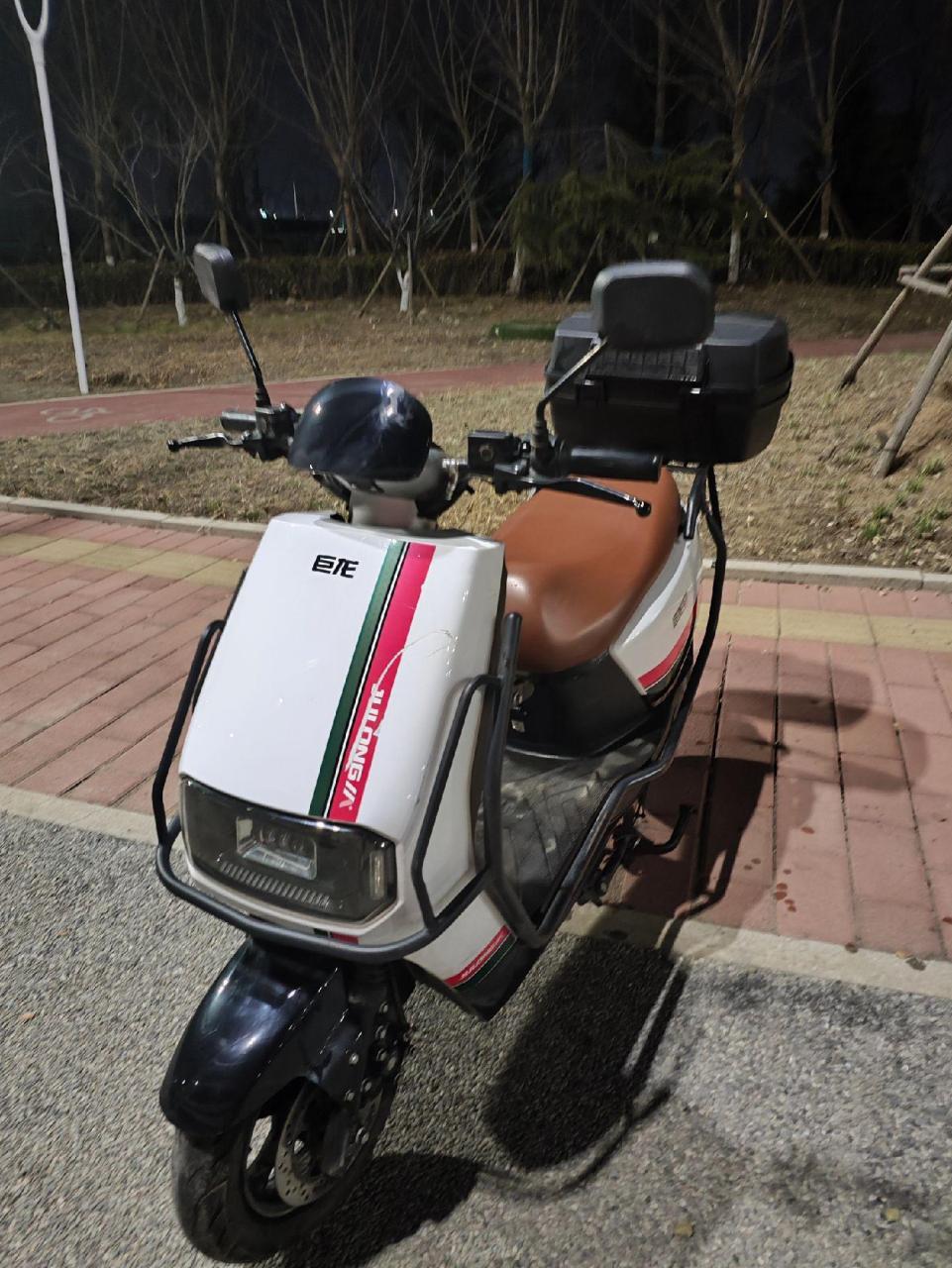 巨龙g7电动车架子,是年前6月份买的,骑了几个月,九成新,所有功能正常