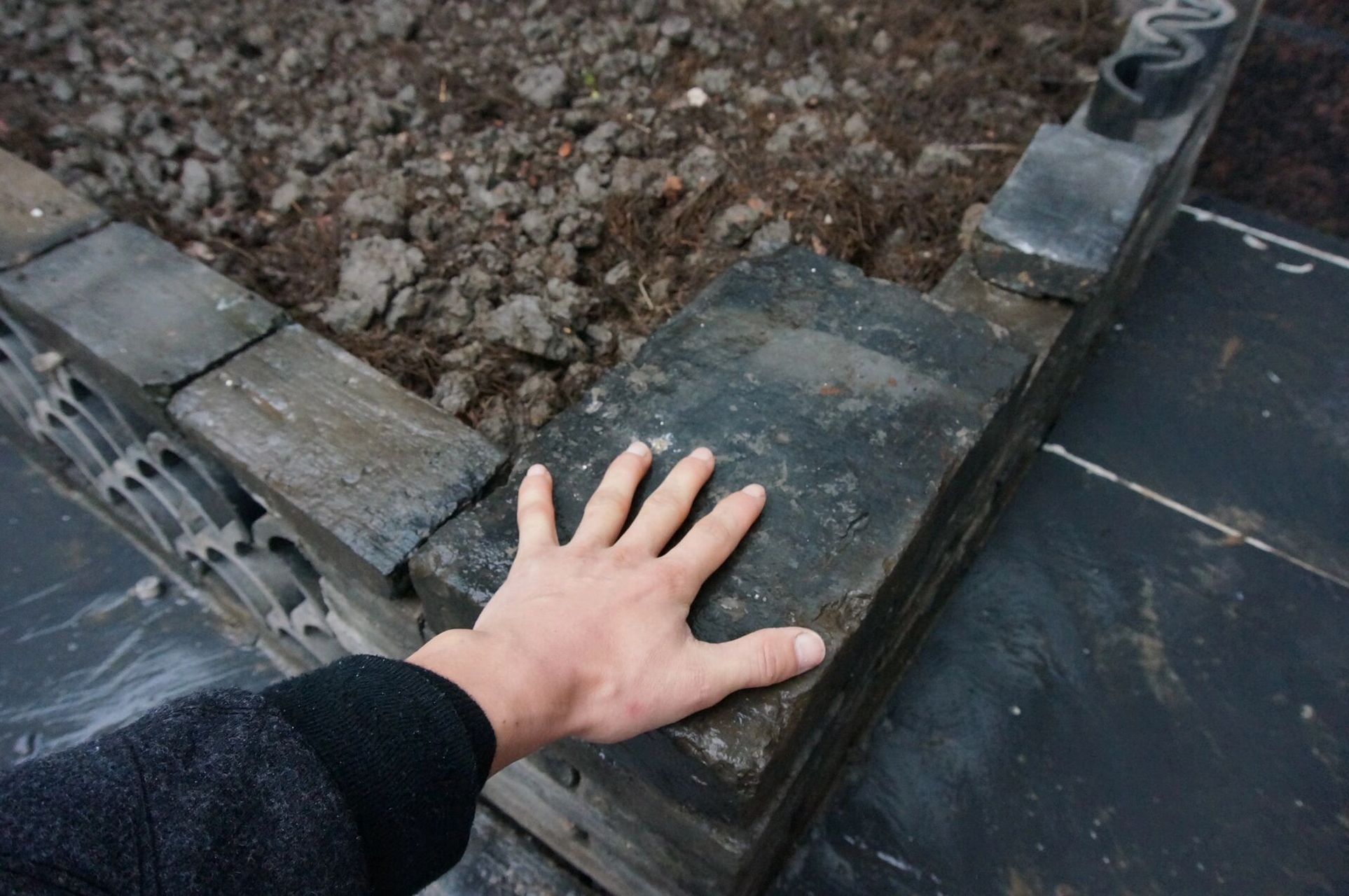 花了100块钱砌了个青砖花坛 经常看到被拆掉的老房子,经历着无数个风