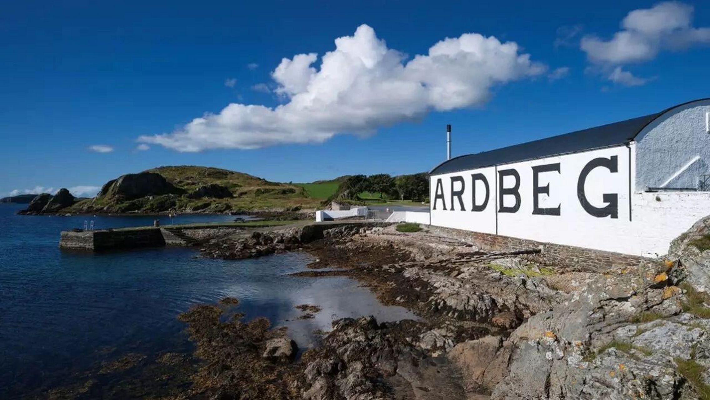 苏格兰艾雷岛上的九家威士忌酒厂 ardbeg 雅柏 也被称为阿贝.