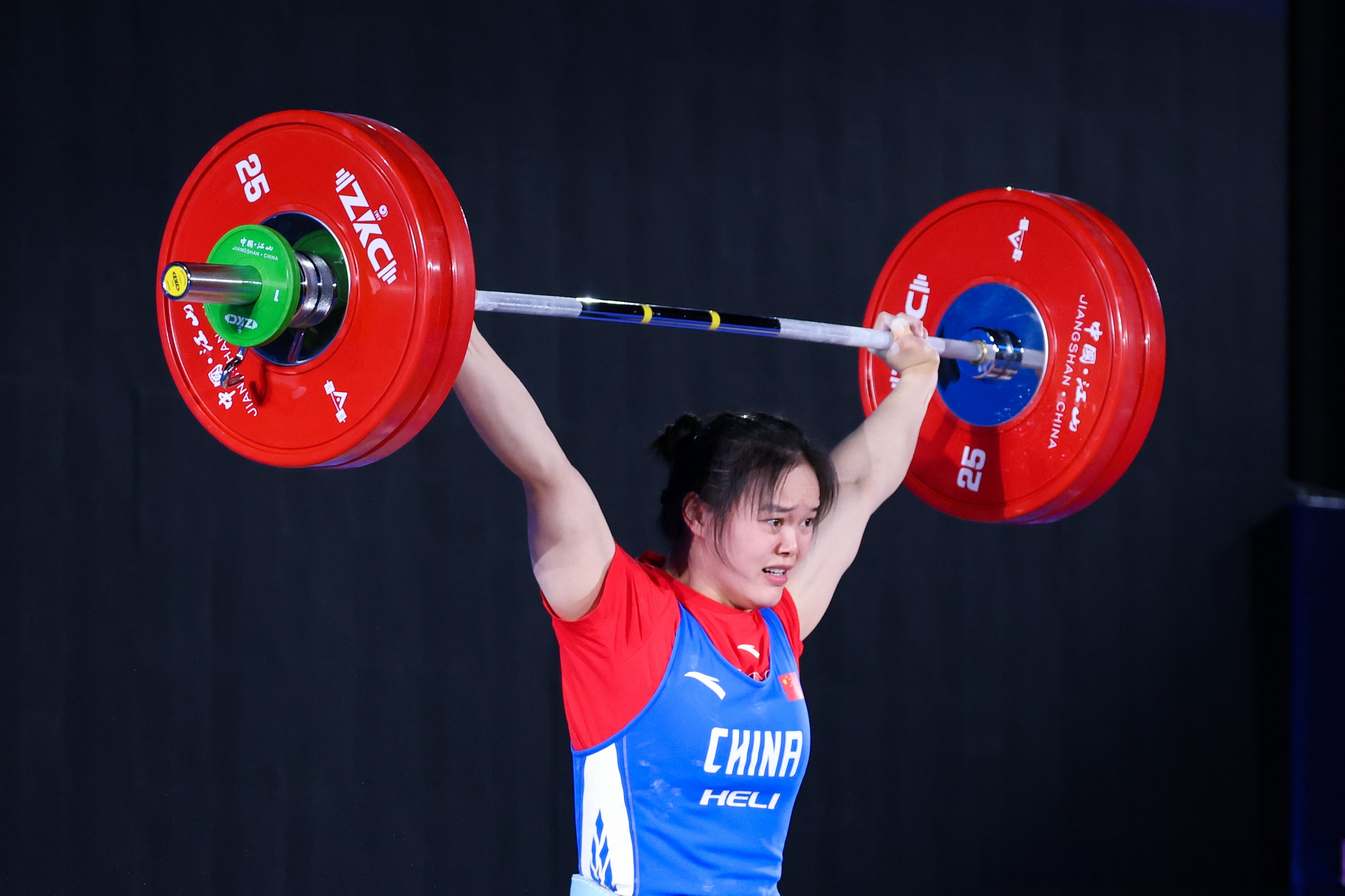 在2025亚洲举重锦标赛女子71公斤级抓举决赛中,中国选手杨秋霞以122