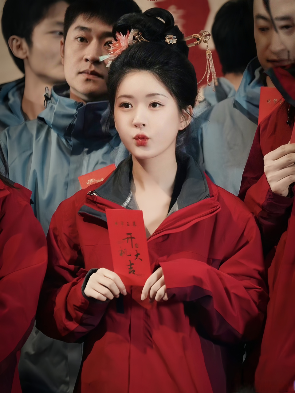 赵露思,刘宇宁领衔主演的《珠帘玉幕》开机啦.  祝开机大吉!