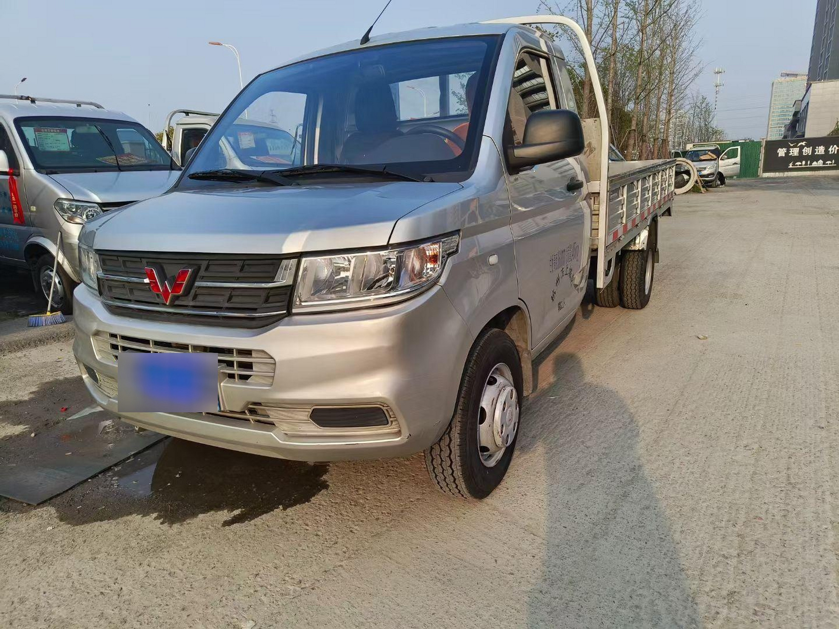 新到2022年4月上牌五菱荣光新卡 车厢三米三后双轮  年检强险同步明年