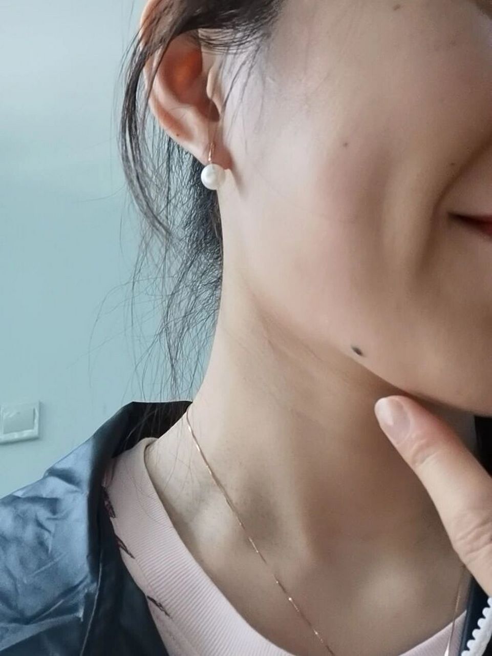 羡慕脸上干干净净的女生,我脸上小的痣比较多.