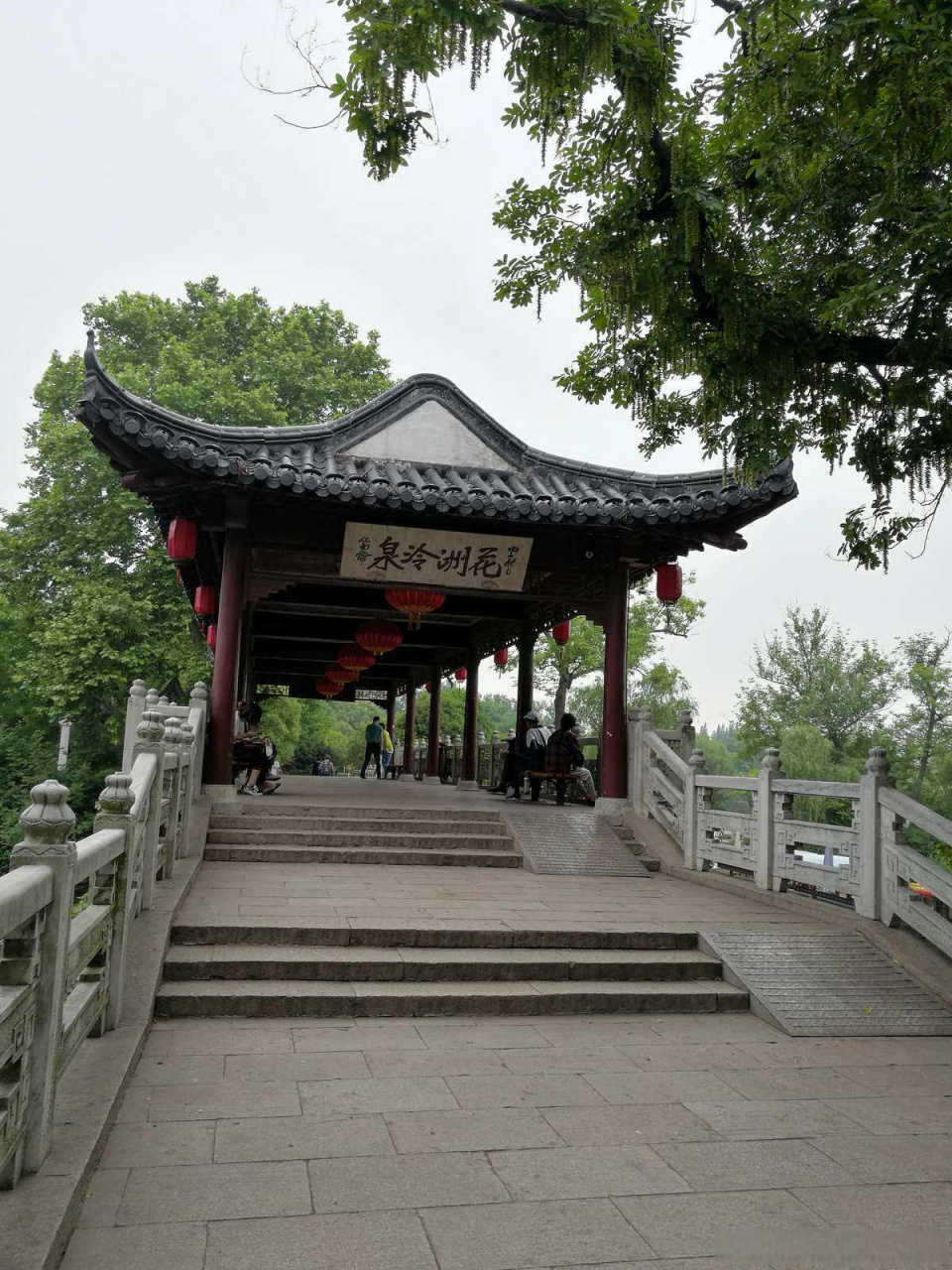 京口瓜洲一水间,钟山只隔数重山. 春风又绿江南岸,明月何时照我还!