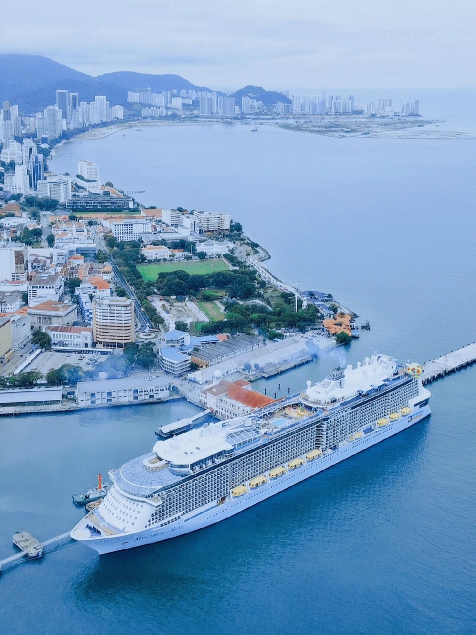 新加坡|停在港口的邮轮 新加坡港口,即将启航的,皇家加勒比光谱号