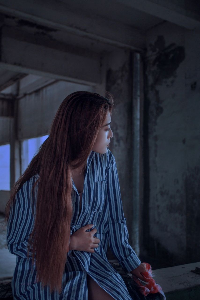 病号服写真|丧系写真 破旧黑暗的废弃楼房里 时不时出现的白色身影 是