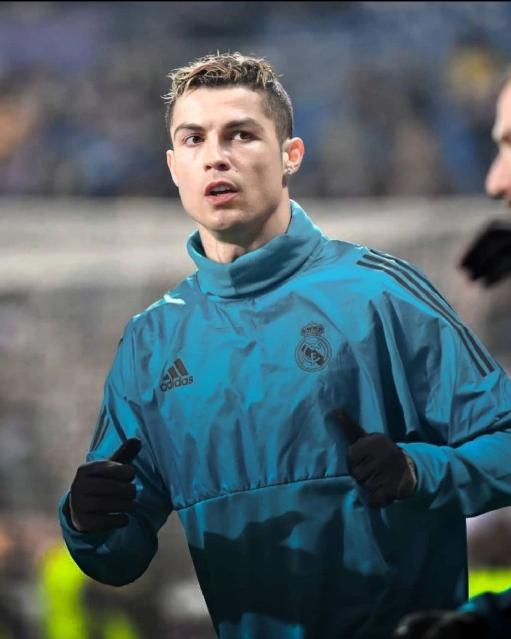 泡面罗 皇马高领卫衣是我心中永远的白月光 这件衣服配上我罗不要太