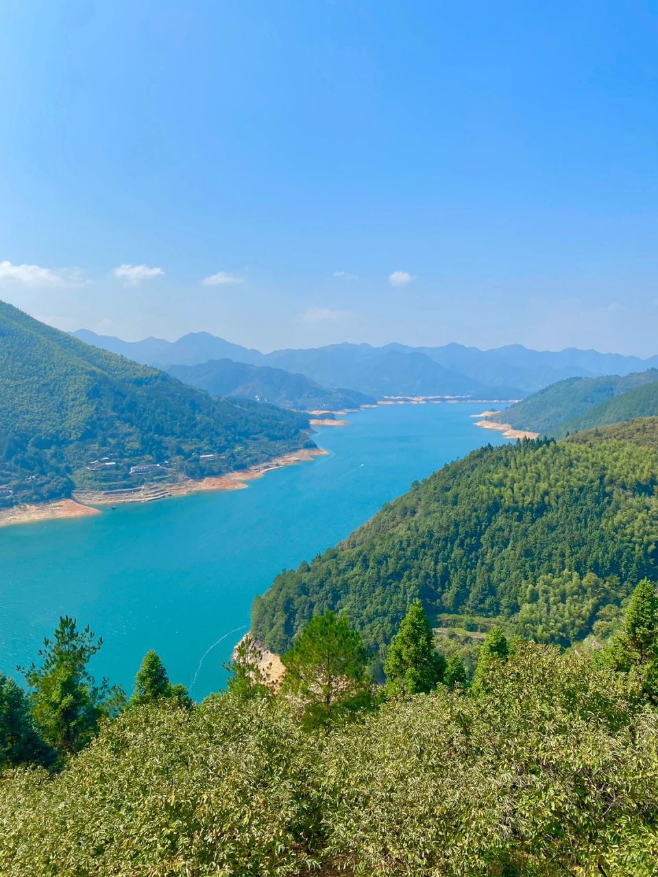 距离衢州市区1小时的仙境湖南镇,这里有仙霞湖,湖水是蓝绿色的看地图