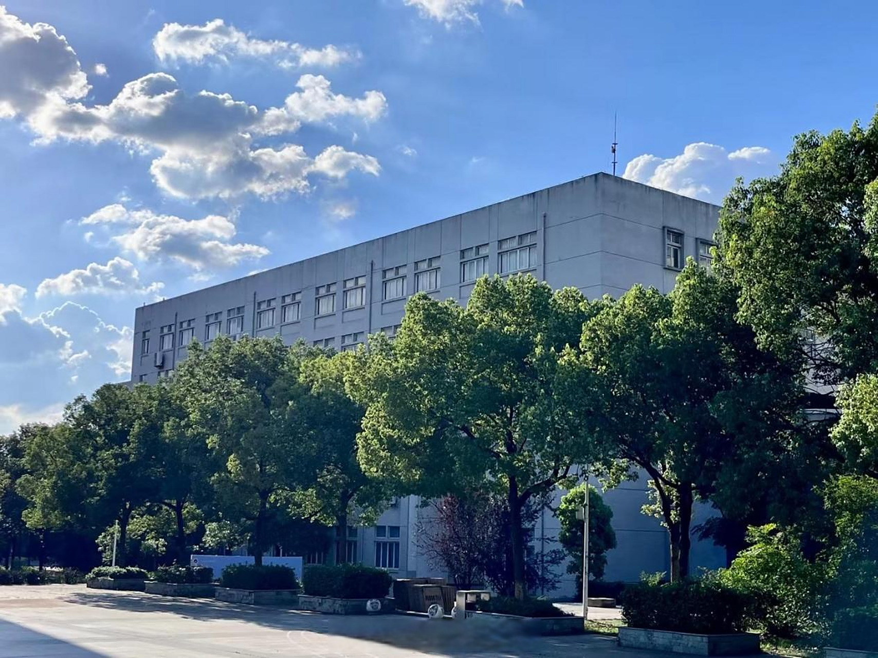 武汉传媒学院# #武传一角# 心情好的时候,会觉得晴空万里,天地广阔