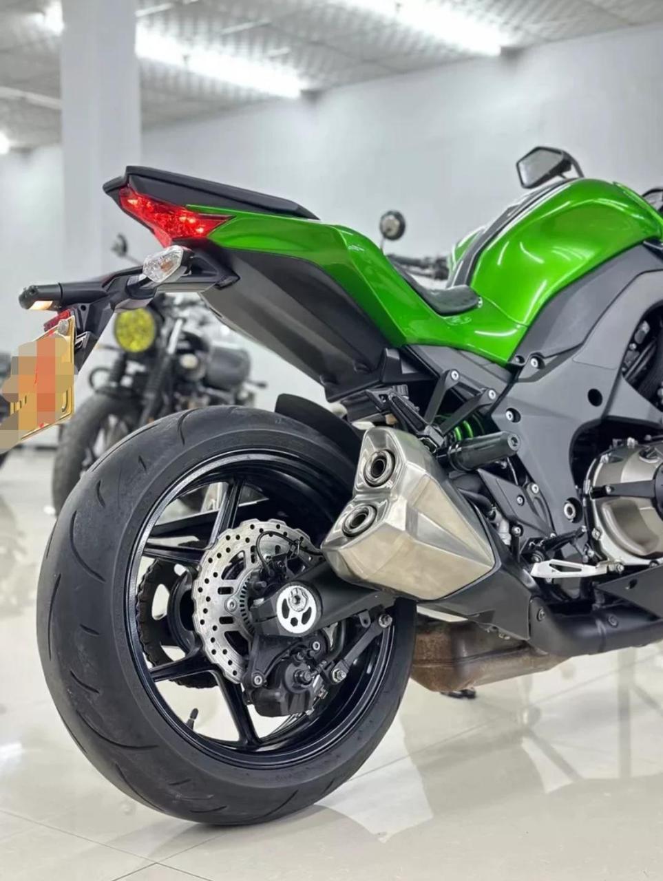 大贸川崎z1000  几万块骑回家.